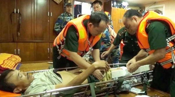BCH Bộ đội Biên phòng Quảng Trị: Cứu hộ thành công ngư dân bị vỡ xương bánh chè trên biển