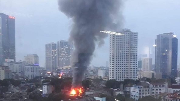 Hà Nội: Cháy lớn gần Bệnh viện Nhi Trung ương