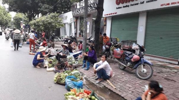 Hà Nội: Đến bao giờ “chợ tự phát” trên đường Nguyễn Thị Thập mới được dẹp bỏ?