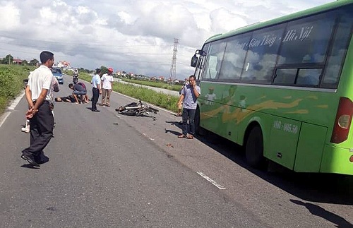 Nam Định: Xe máy đâm trực diện xe khách, 2 nam thanh niên tử vong
