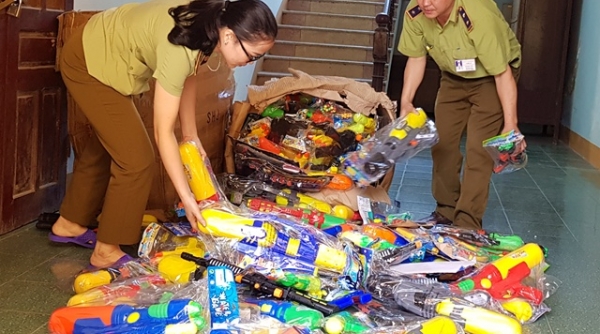 Nghệ An: Phát hiện lô hàng đồ chơi độc hại trên ô tô tải