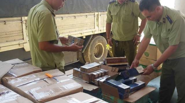 Quảng Bình: Lô hàng lậu giá trị hàng trăm triệu đồng trên xe tải bị bắt giữ