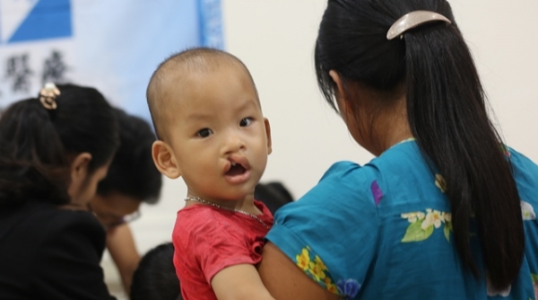 Nghệ An: Hơn 100 trẻ khuyết tật được phẫu thuật nụ cười miễn phí