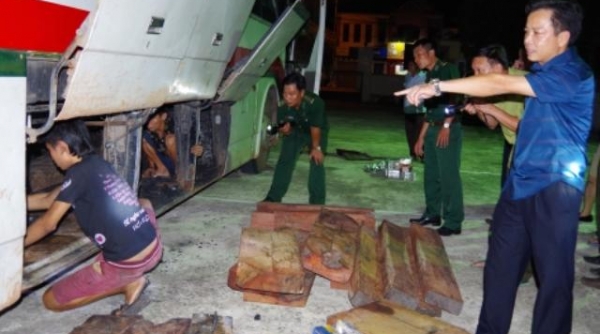 Hà Tĩnh: Pháo nổ và gỗ lậu trên xe khách biển Lào