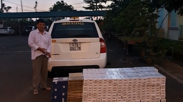 Bắt giữ gần 6.500 gói thuốc lá lậu trên xe ô tô taxi