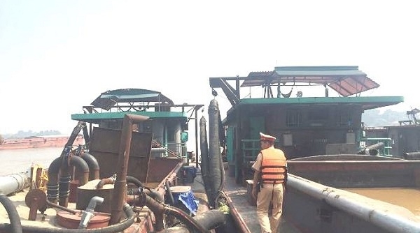 Hà Nội: Bắt giữ 5 tàu và 30 đối tượng khai thác cát trái phép trong đêm giữa sông Hồng
