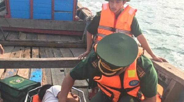 Đồn Biên phòng Cửa Tùng: Cứu nạn thành công thuyền viên nguy kịch trên biển