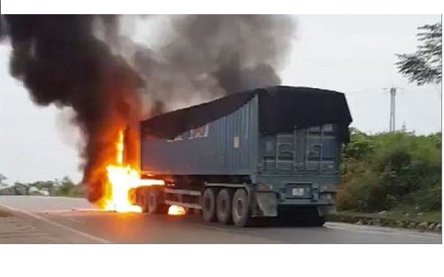 Nghệ An: Xe chở sữa bốc cháy khi đang lưu thông trên đường