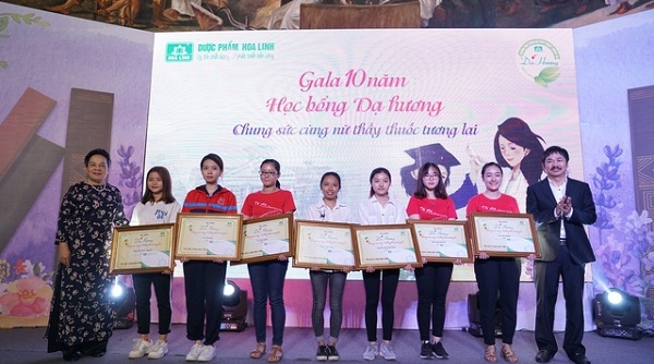 Công ty TNHH Hoa Linh trao hàng nghìn suất học bổng cho nữ sinh ngành y, dược
