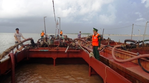 Nam Định: Bắt quả tang hai tàu hút cát trái phép