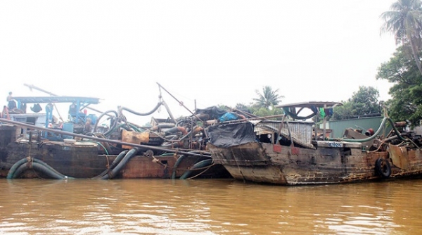 'Cát tặc' lộng hành trên sông Đồng Nai - Bài 1: Liên tục truy bắt tàu khai thác cát trái phép
