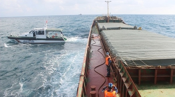 Cảnh sát biển bắt giữ tàu vận chuyển hơn 2000 tấn than không rõ nguồn gốc