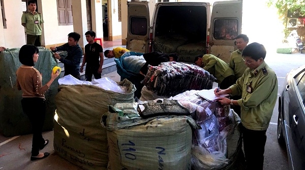 Lạng Sơn: Thu giữ lô hàng quần áo và thực phẩm nhập lậu
