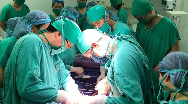 Quảng Ninh: 10 y bác sỹ hiến máu cứu người trong cơn nguy kịch