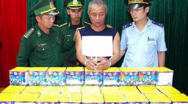 Hà Tĩnh: Bắt giữ đối tượng giấu 46 kg pháo trong ca bin ô tô từ Lào về Việt Nam