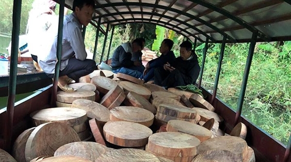 Điện Biên: Bắt giữ đối tượng vận chuyển trái phép 830 thớt gỗ nghiến trên sông Đà
