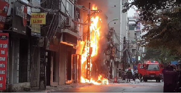 Hà Nội: Cháy lớn thiêu rụi một căn nhà tại ngõ Đặng Tiến Đông