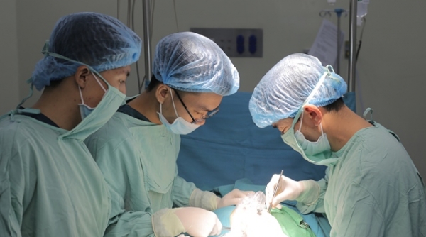 Nghệ An: Bé trai "sống" cùng khối u xơ tử cung được phẫu thuật thành công