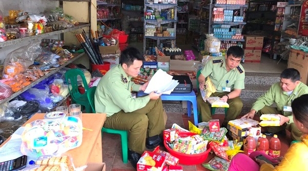 Lạng Sơn: Buộc tiêu huỷ lô hàng bánh kẹo quá hạn sử dụng