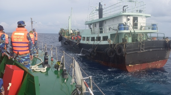 Cảnh sát biển bắt giữ số lượng lớn xăng dầu không rõ nguồn gốc