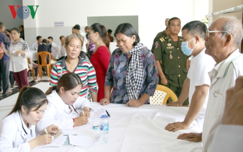 Bác sỹ Việt Nam mang ánh sáng cho bệnh nhân nghèo Campuchia