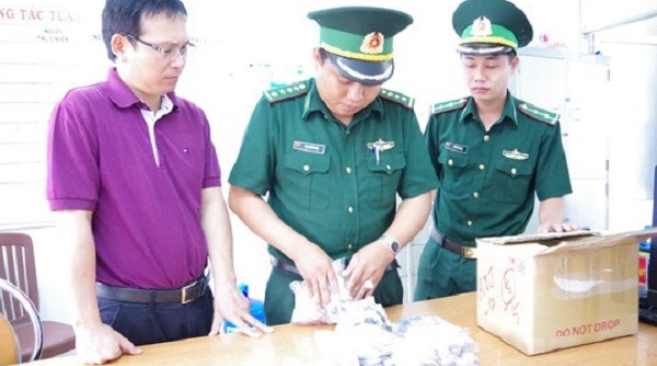 Bắt giữ lượng lớn đồng hồ lậu từ Singapore vào Việt Nam