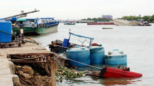 Đồng Nai: Thuyền chở hóa chất bất ngờ chìm trên sông