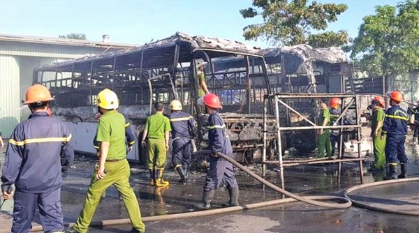 Đà Nẵng: 2 xe khách bốc cháy tại bến xe trung tâm