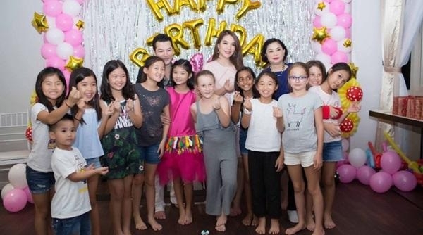 Nữ diễn viên Trương Ngọc Ánh bất ngờ tái hợp chồng cũ trong tiệc sinh nhật con gái