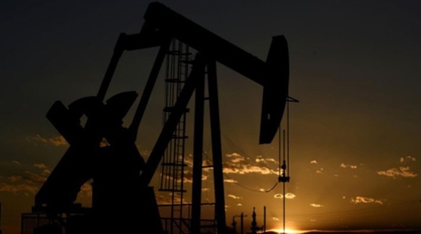 Giá dầu gượng tăng sau khi sụt 11% trong tuần trước