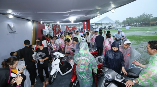 Đội mưa mua xe tại lễ ra mắt và mở bán xe VinFast tại TP. Hồ Chí Minh
