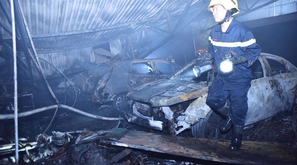 Hà Nội: Thiệt hại nhiều ô tô sau vụ cháy lớn trên đường Nam Trung Yên