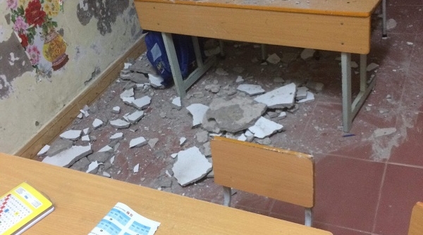 Lý Học - Vĩnh Bảo: Bất thình lình cả mảng vữa trên trần nhà rơi trúng 3 học sinh phải đi cấp cứu