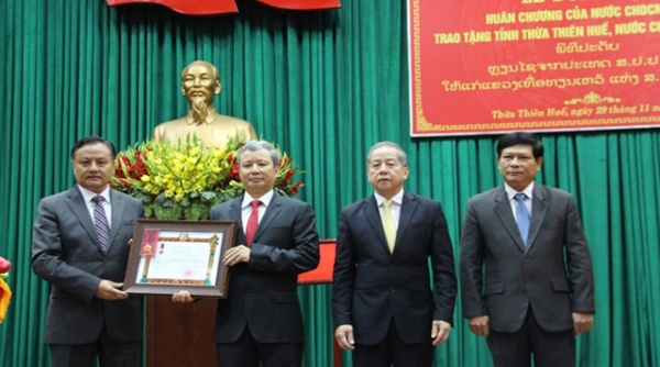 Thừa Thiên Huế đón nhận Huân chương Lao động hạng Nhất do Chủ tịch nước CHDCND Lào trao tặng