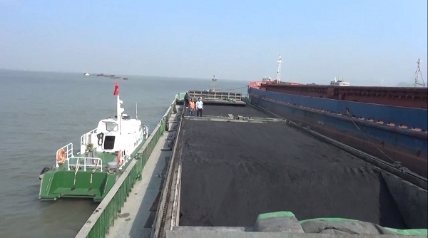 Bắt 2.000 tấn than bã xít trái phép tại khu vực biển Hải Phòng