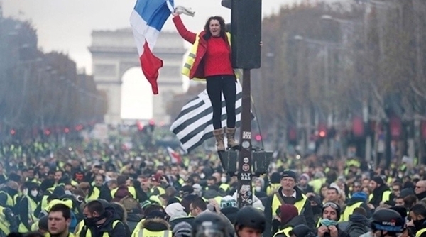 Không chịu nổi sức ép từ người dân, Pháp chính thức hoãn tăng thuế