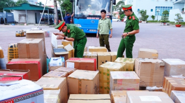 Hà Tĩnh: Nhà xe chống lệnh khi công an kiểm tra hàng hóa, phương tiện