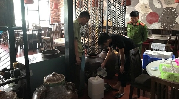 Tịch thu 100 lít rượu trắng không rõ nguồn gốc tại Lạng Sơn