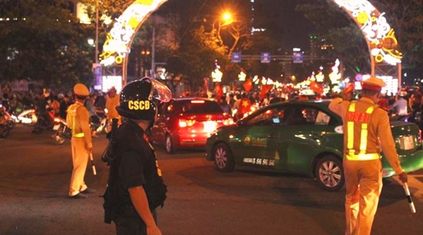 Đà Nẵng: Cảnh sát giao thông thức “trắng” đêm cùng người hâm mộ
