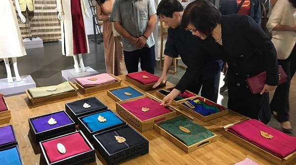 Người dân Thủ đô lần đầu được chiêm ngưỡng Bộ sản phẩm Trang phục APEC 2017