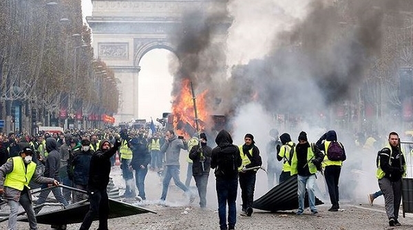 Các cuộc biểu tình bạo lực ở Pháp là thảm họa cho kinh tế