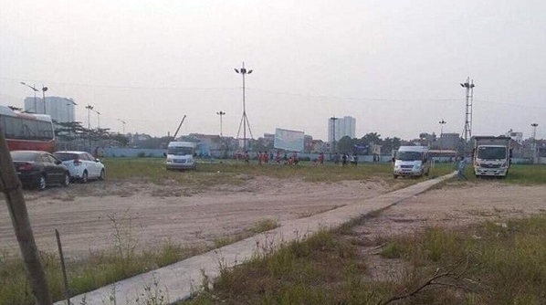 Long Biên (Hà Nội): Vì sao không kiểm tra sân bóng Garden City, bãi trông giữ xe?