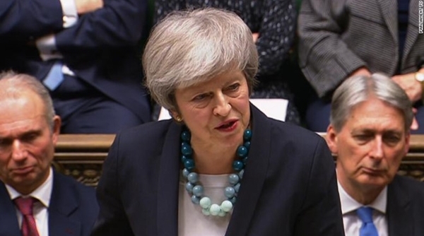 Thủ tướng hoãn trình thỏa thuận Brexit, quốc hội Anh náo loạn