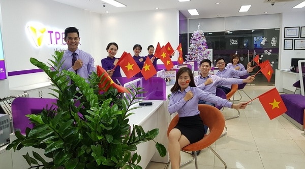 TPBank tặng hơn 10.000 cờ Tổ quốc cho fan bóng đá Việt