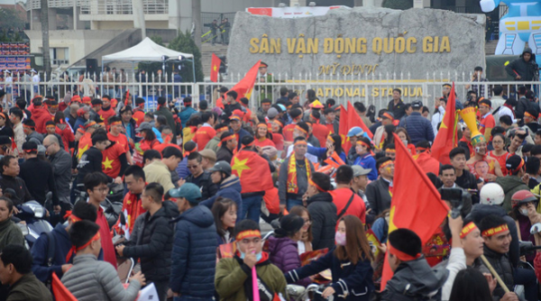 Đường phố Thủ đô "rợp" màu cờ đỏ sao vàng, tiếp lửa cho Đội tuyển Việt Nam