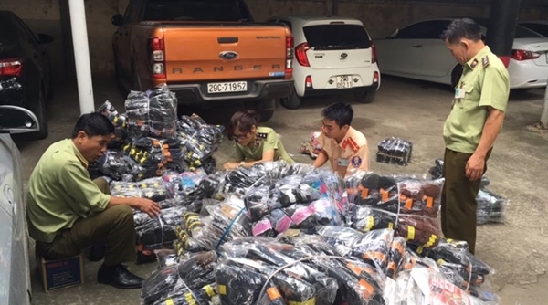 Hà Nội: Bắt giữ xe chở quần áo lậu đựng trong thùng hàng đông lạnh