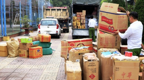 Hà Tĩnh: Bắt xe tải chở bánh kẹo, thực phẩm không rõ nguồn gốc