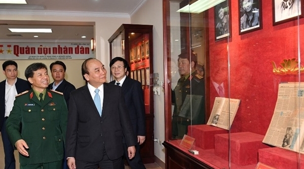 Thủ tướng Nguyễn Xuân Phúc thăm và làm việc với Báo Quân đội nhân dân