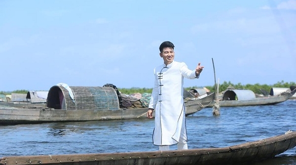 Về quê tác giả ở Thừa Thiên Huế quay MV, ca sĩ Việt Tú bất ngờ kiếm được người yêu