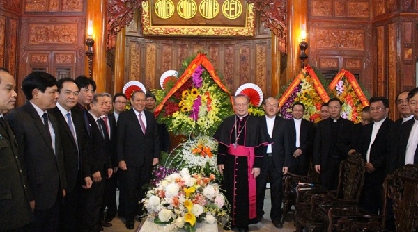Phó Thủ tướng Thường trực Chính phủ Trương Hoà Bình chúc mừng lễ Giáng sinh tại Huế